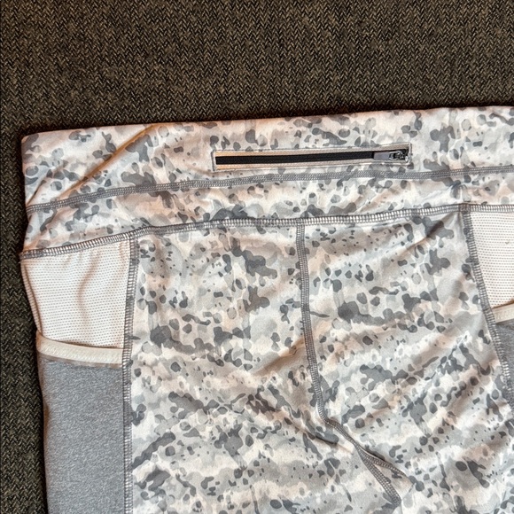 Athleta Grey and White Patterned Cropped Leggings sz M - Picture 11 of 11